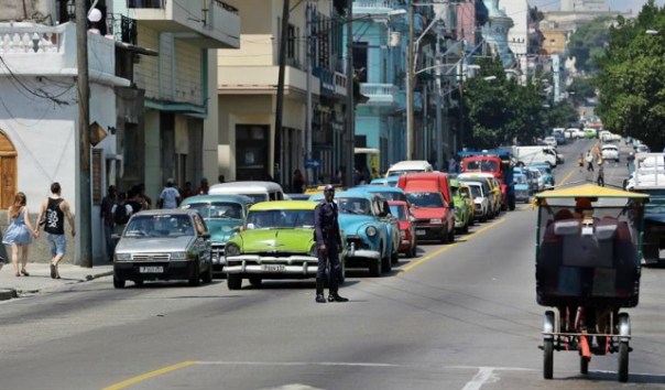 Decenas de autos permanecen atascados hoy, 28 de abril de 2016, en una calle de La Habana (Cuba), producto de los cierres de vías realizados por el rodaje de la saga hollywoodense "Fast and Furious". Con un despliegue tecnológico nunca antes visto en la isla y numerosos cierres de calles, la filmación ha cambiado la rutina de La Habana, una ciudad en la que hasta ahora no eran usuales los atascos y donde se reúnen multitudes de curiosos atraídos por la filmación. EFE/Alejandro Ernesto