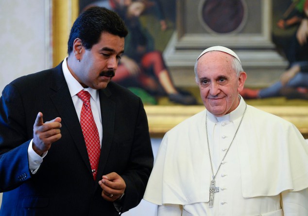 Pope Francis poses with Venezuela's President Nicolas Maduro during a meeting at the Vatican June 17, 2013.   REUTERS/Andreas Solaro/Pool      (VATICAN - Tags: RELIGION POLITICS)