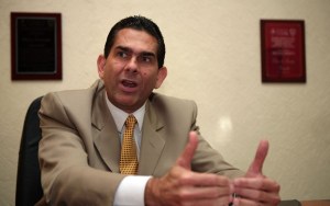 En video: Sebin detiene a exdirector de Polimaracaibo en su residencia