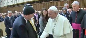 Integrante de la banda “U2” tocó en el Vaticano (VIDEO)