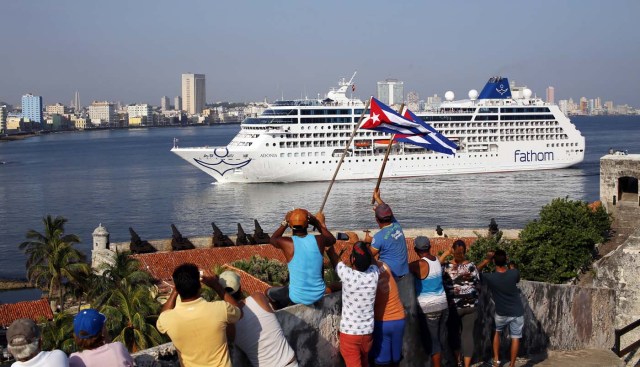 HAB03 LA HABANA (CUBA) 02/05/16.- El buque "Adonia", de la compañía Fathom, filial de la empresa Carnival, arriba hoy, lunes 02 de mayo de 2016, a La Habana (Cuba), abriendo la primera línea de viajes de cruceros entre Estados Unidos y Cuba en más de medio siglo. EFE/Alejandro Ernesto
