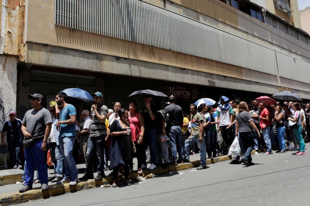 Los venezolanos soportan largas colas para comprar comida (Foto Reuters)