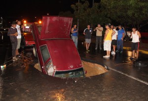 Un hueco se tragó un carro en Maracaibo (fotos)