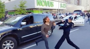 Este luchador olímpico ucraniano le da una pela a siete policías, cuando intentan arrestarlo (Fotos)