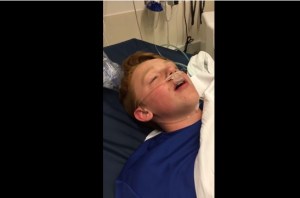 Peculiar despertar de joven anestesiado se vuelve viral  (Videos)