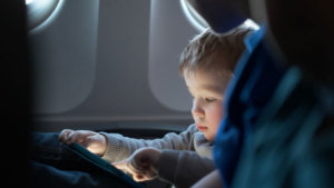 Aerolínea ofrece descuentos a pasajeros cada que un bebé llore durante el vuelo