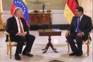 El color “azul MUD” de la corbata de Maduro en su reunión con el embajador de Alemania (FOTOS)