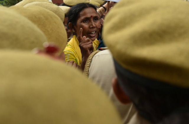 ctivistas indios gritan consignas a medida que se enfrentan a los funcionarios de policía durante una protesta fuera de Kerala Casa en Nueva Delhi el 4 de mayo de 2016, a raíz de la violación de un estudiante en el estado meridional indio de Kerala. La policía india detuvo a tres personas el 3 de mayo, sobre la brutal violación y asesinato de una joven estudiante en el estado sureño de Kerala, en un caso haciendo eco del 2012 violación en grupo de una mujer Delhi, que provocó protestas masivas. La policía dijo que el ataque a los 30 años de edad, estudiante de derecho de la casta dalit más bajo era tan vicioso se halló que había muerto en un charco de sangre, con los intestinos colgando. Su madre descubrió su cuerpo en la casa familiar en el estado sureño de Kerala. SAJJAD HUSSAIN / AFP