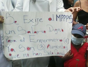 Pacientes y médicos protestan en el Hospital JM de los Ríos por falta de insumos y retrasos de pagos