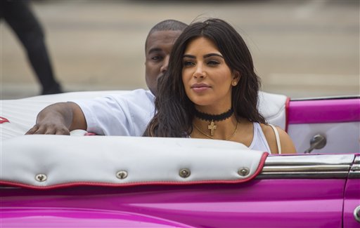 La estrella estadounidense de reality shows, Kim Kardashian West, y su esposo, el cantante de rap, Kanye West, pasean en un auto clásico por La Habana, Cuba, el miércoles 4 de mayo de 2016. West, Kardashian y miembros de su familia son las más recientes celebridades en visitar La Habana. (Foto AP/Desmond Boylan)