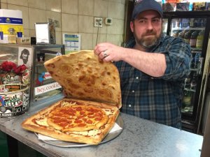 En Nueva York la pizza se come con todo y caja (fotos y video)