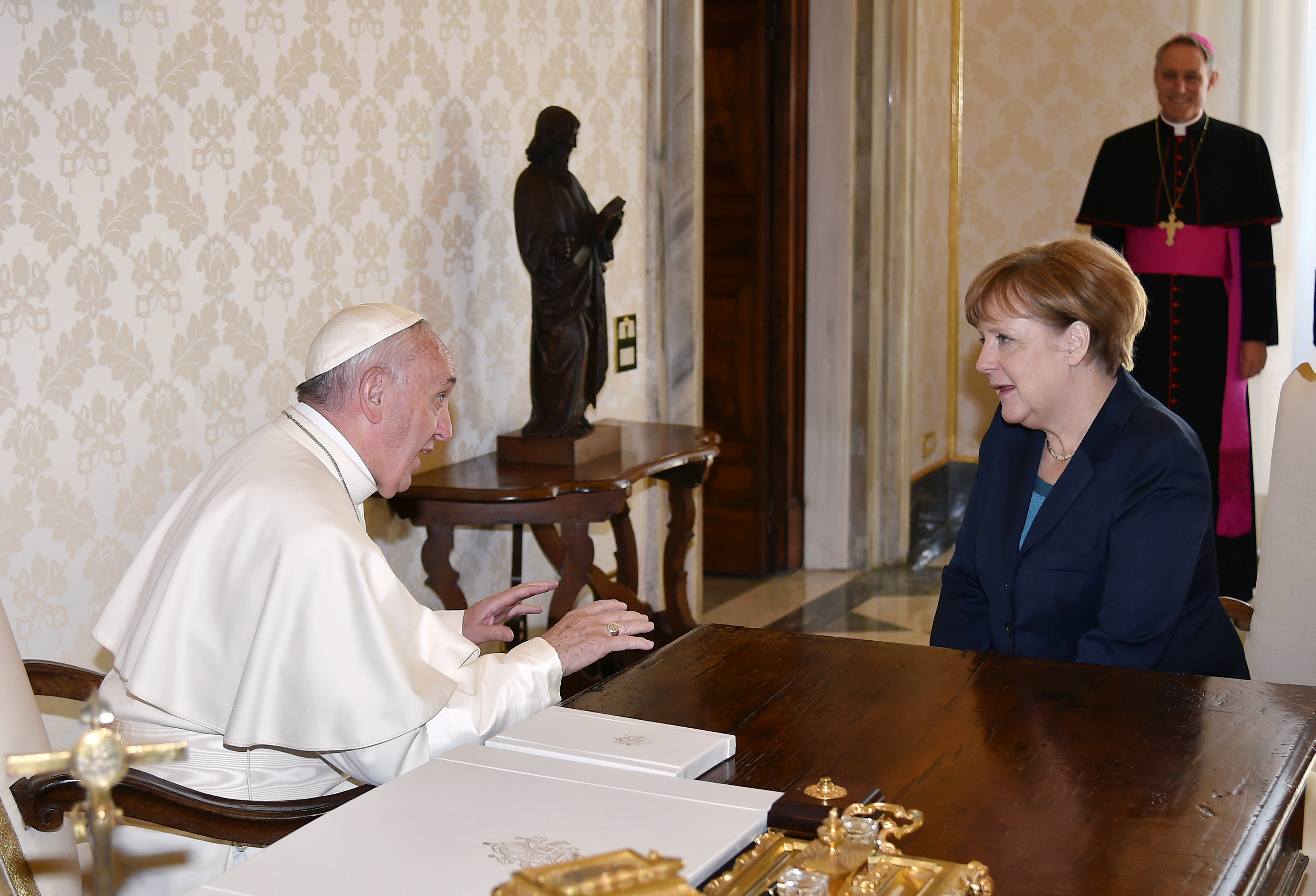 El Papa recibió el Premio Carlomagno en el Vaticano