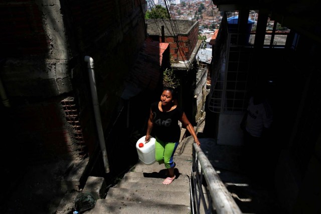 Caraqueños cargan agua ya que normalmente el servicio no llega (Foto archivo Reuters)