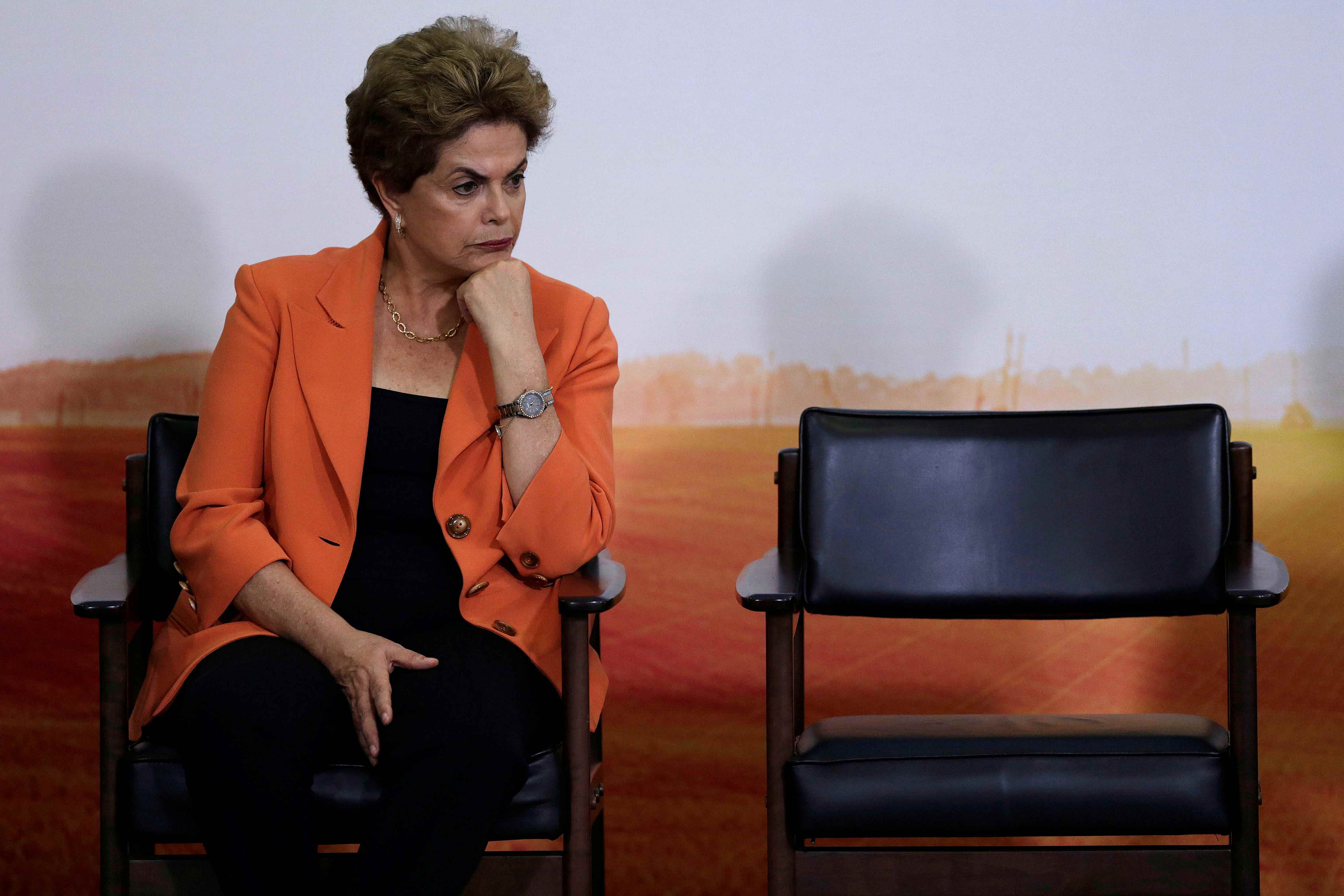 Rousseff afirma que no renunciará para “no enterrar la prueba viva del golpe”