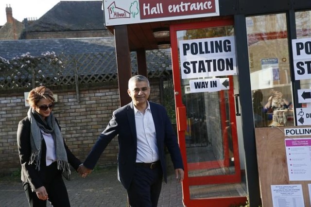 Sadiq Khan, candidato del Partido Laborista británico para alcalde de Londres, y su esposa Saadiya tras votar en las elecciones para la alcaldía de Londres en un centro de votación en el sur de la capital, 5 de mayo, 2016. Khan, hijo de un conductor de autobús inmigrante, se convirtió el viernes en el primer alcalde musulmán de Londres, imponiéndose a un rival conservador que intentó relacionarle con el extremismo, en una más que necesitada victoria para el opositor Partido Laborista, que sufrió derrotas en algunas elecciones regionales y locales del país. REUTERS/Stefan Wermuth