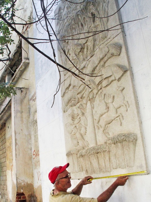  Marcos Linares mide uno de los altorrelieves. Son cuatro idénticos. Uno está destruido. 