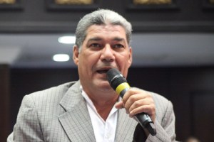 Cortado y evasivo: La respuesta del diputado Psuv a la doble nacionalidad de Maduro