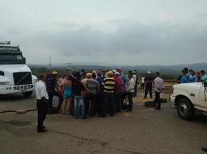 Protesta en la carretera Falcón-Zulia por falta de agua