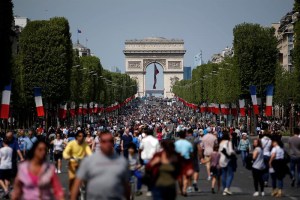 Campos Elíseos de París serán sólo para peatones el primer domingo de cada mes