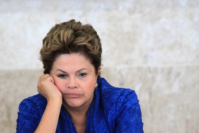 La presidenta de Brasil, Dilma Rousseff, durante una reunión en Brasilia, Brasil. 5 de junio de 2013. El presidente en ejercicio de la Cámara de Diputados de Brasil, Waldir Maranhão, revocó la noche del lunes su propia decisión de anular la votación del proceso de juicio político contra la presidenta Dilma Rousseff en la cámara baja, el mismo día que anuló inesperadamente una votación clave del proceso. REUTERS/Ueslei Marcelino