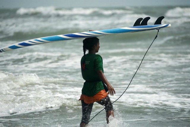 Fotografía facilitada hoy, 10 de mayo de 2016, que muestra a una surfista bangladesí mientras participa en el segundo campeonato nacional de surf, organizado por la Asociación de Surf de Bangladés, en la playa de Coxsbazar, Chittagong (Bangladés) el 22 de abril de 2016. Más de 91 surfistas participaron en la competición, incluyendo ocho mujeres. El equipo de surf Surfing The Nations, de Hawai, ha entrenado a varios de los surfista y juzgó el campeonato. Las surfistas en Bangladés reciben insultos a menudo debido a la tradición islámica que considera la natación como una acividad muy privada, en el ámbito familiar y que debe realizarse con un traje de baño apropiado, especiamente las mujeres. En muchos países musulmanes, se mantiene la separación de sexos en piscinas y playas. EFE/Abir Abdullah