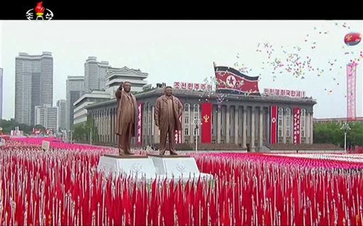 En esta imagen, tomada de un video de la televisora estatal norcoreana KRT, ciudadanos del país participan en un desfile para celebrar el primer congreso completo del partido en 36 años, en Pyongyang, Corea del Norte, el 10 de mayo de 2016. (KRT via AP Video) NORTH KOREA OUT