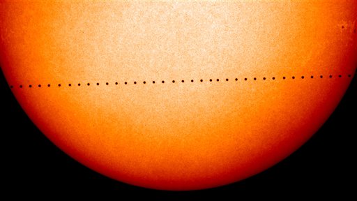 Esta imagen compuesta de observaciones de la NASA y otros muestra el paso de Mercurio durante su tránsito solar en noviembre del 2006. El 9 de mayo del 2016 Mercurio volverá a pasar frente al Sol en un tránsito de siete horas y media. (Solar and Heliospheric Observatory/NASA/ESA via AP)