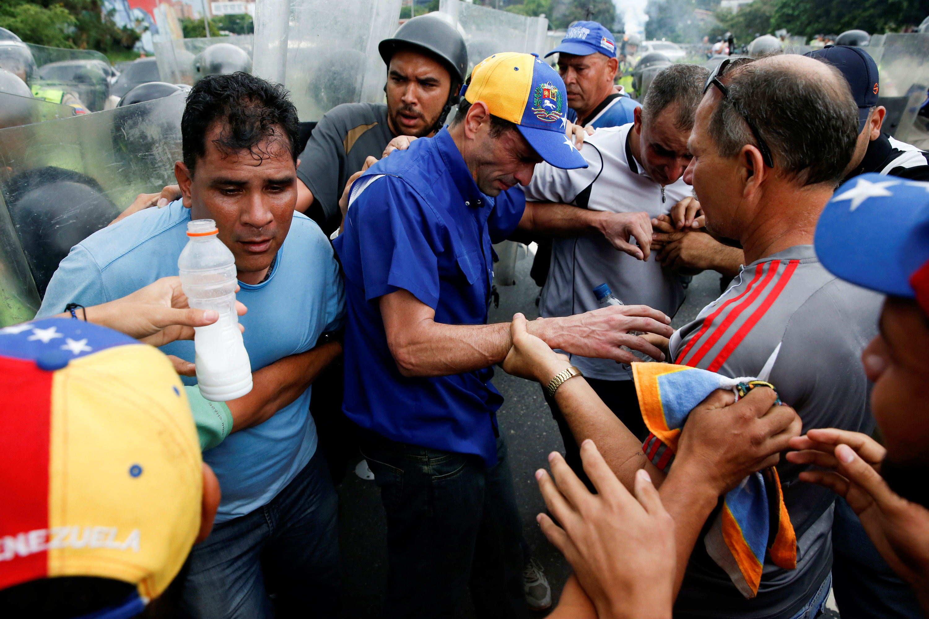 Capriles fue atacado por funcionarios de la PNB en la marcha hacia el CNE