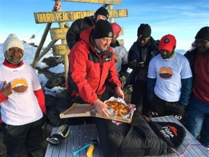 ¡Récord mundial! Entregan una pizza en el monte Kilimanjaro a más de cinco mil metros de altura