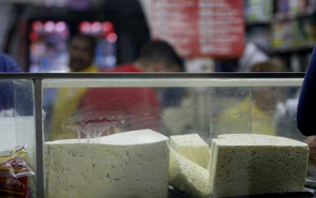 El kilo de queso blanco casi iguala al salario mínimo