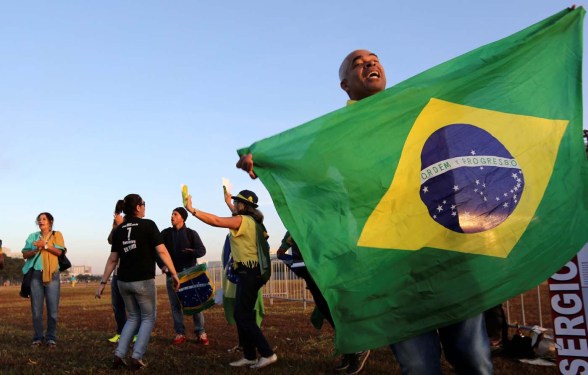 Brasileños celebran en la calle tras decisión del Senado