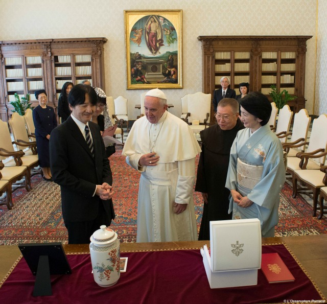 Francisco intercambia regalos con el príncipe Akishino de Japón (L) y su esposa, la princesa Kiko (R) durante una reunión en el Vaticano 12 de mayo de 2016. Osservatore Romano / Handout a través de Reuters