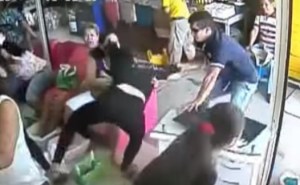 ¡Enloqueció! Hombre golpeó a su novia porque no le dio otra oportunidad (VIDEO)