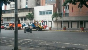 Chavistas colocaron tarima móvil en la Casanova, lugar donde se concentró la oposición