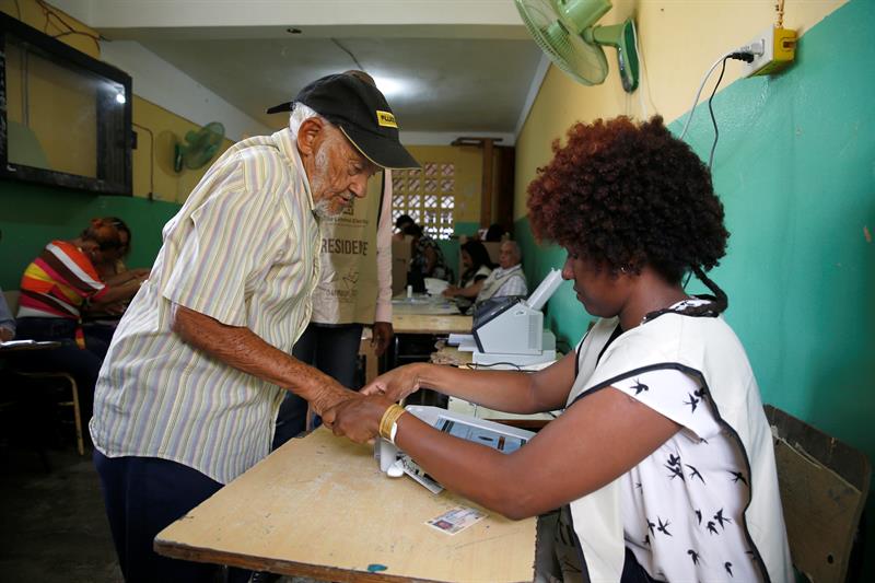 Misión de Unasur en comicios dominicanos destaca calma en jornada electoral