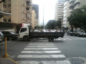 Los conductores más tarados de Caracas se estacionan en Los Palos Grandes… ¡vean este genio! (FOTO)