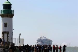 Miles de franceses dijeron adiós al crucero más grande del planeta  (Fotos)