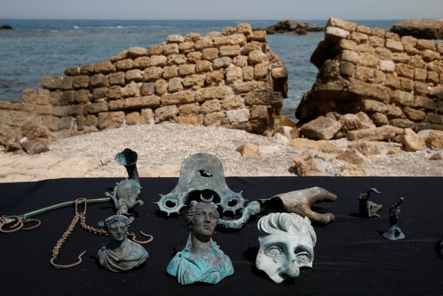 Los productos, que la Autoridad de Antigüedades de Israel (IAA) estiman en alrededor de 1600 años de edad, se visualizan después de que se recuperaron de un buque mercante en el puerto antiguo del Parque Nacional de Cesarea de 16 de mayo de 2016. REUTERS / Baz Ratner