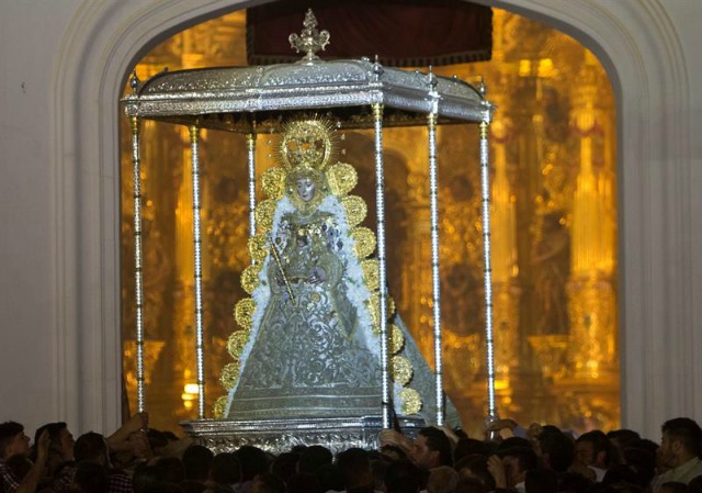 La imagen de la Virgen del Rocío sale por la puerta de la ermita después de que a las 3:02 horas los almonteños saltaran la reja para que diera comienzo la procesión. El 'salto de la reja' de este Lunes de Pentecostés se ha producido sólo un minuto antes que el año pasado -03:03-, y ha vuelto a ser un instante en el que la devoción y el fervor profesada a esta imagen llega a su máxima expresión y la mezcla de emociones y sentimientos es llevada a extremos pocas veces visto en un acontecimiento religioso. EFE/Julián Pérez