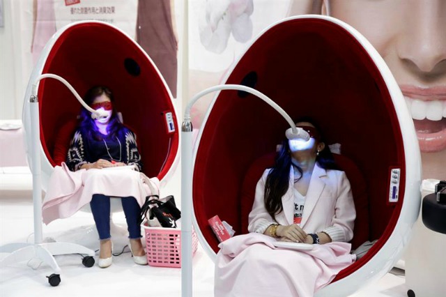 Una mujer prueban un tratamiento para blanquear los dientes en la Feria Beautyworld Japan que se celebra en Tokio (Japón) hoy, 16 de mayo de 2016. EFE/Kiyoshi Ota