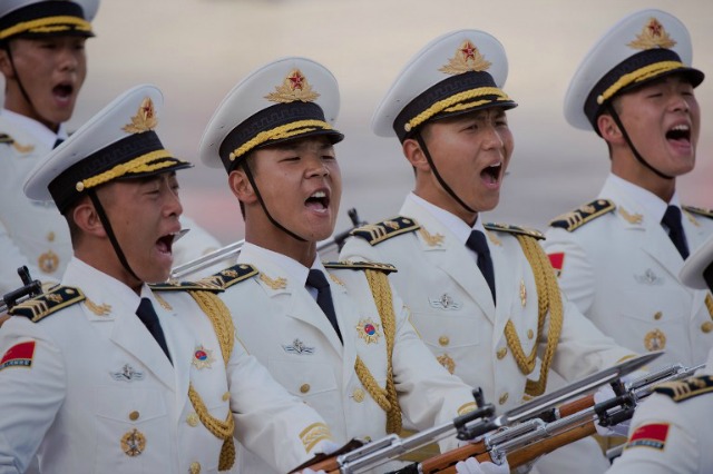 Los miembros de un grito guardia de honor militar chino al final de una ceremonia de bienvenida para los CEO Abdullah Abdullah de Afganistán en Beijing el 16 de mayo de 2016. Abdullah fue recibido por el primer ministro chino, Li Keqiang. NICOLAS ASFOURI / AFP
