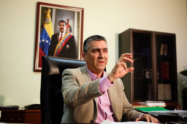 El vicepresidente económico Miguel Pérez Abad, durante una entrevista con Reuters en Caracas,. Foto: Reuters/Marco Bello