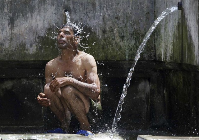 Un hombre se refresca en una fuente en un día caluroso en Amritsar (India) hoy, 17 de mayo de 2016. Las temperaturas alcanzan los 42 grados centígrados. EFE/Raminder Pal Singh