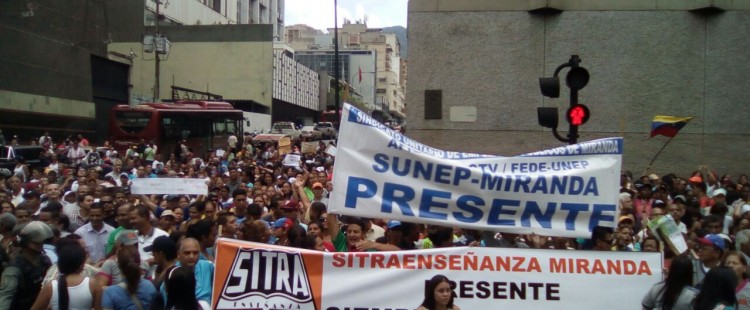 Trabajadores de las gobernaciones de Lara y Miranda protestaron a las fueras de la vicepresidencia