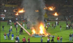 Hinchas incendiaron el estadio porque su equipo perdió (VIDEO)