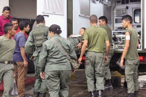 ¡Imperialistas temblad!… soldada bolivariana hirió a cinco cuando limpiaba fusil y disparó 30 tiros