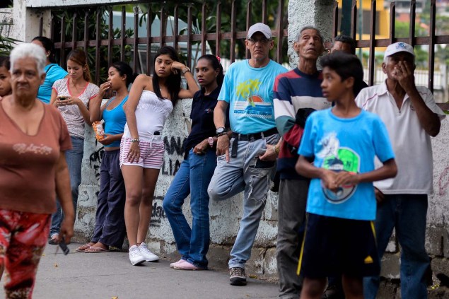 Los venezolanos hacen largas colas para ver si consiguen comida (Foto Reuters)