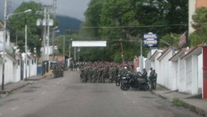 Piquetes de la PNB y GNB rodean el CNE de San Cristóbal (Fotos)