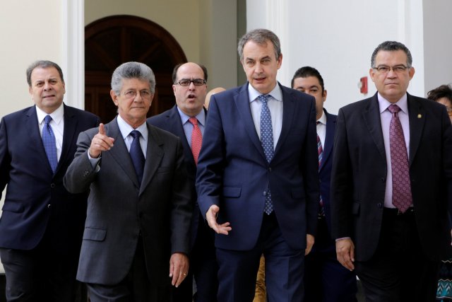 Henry Ramos Allup (2nd L), President of the National Assembly, talks with former Spanish prime minister Jose Luis Rodriguez Zapatero (2nd R) during their meeting at the National Assembly in Caracas, Venezuela May 19, 2016. REUTERS/Marco Bello