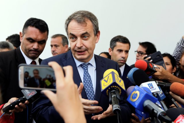 Former Spanish prime minister Jose Luis Rodriguez Zapatero (C) talks to the media after his meeting with the President of the National Assembly, Henry Ramos Allup, at the National Assembly in Caracas, Venezuela May 19, 2016. REUTERS/Marco Bello